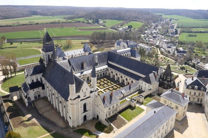 abbaye de fontevreau vue du ciel